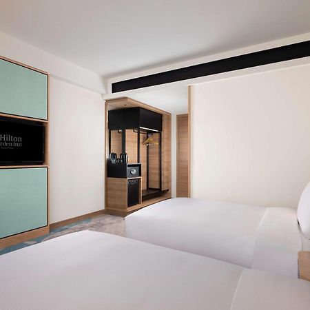 Hilton Garden Inn Jakarta Taman Palem Buitenkant foto
