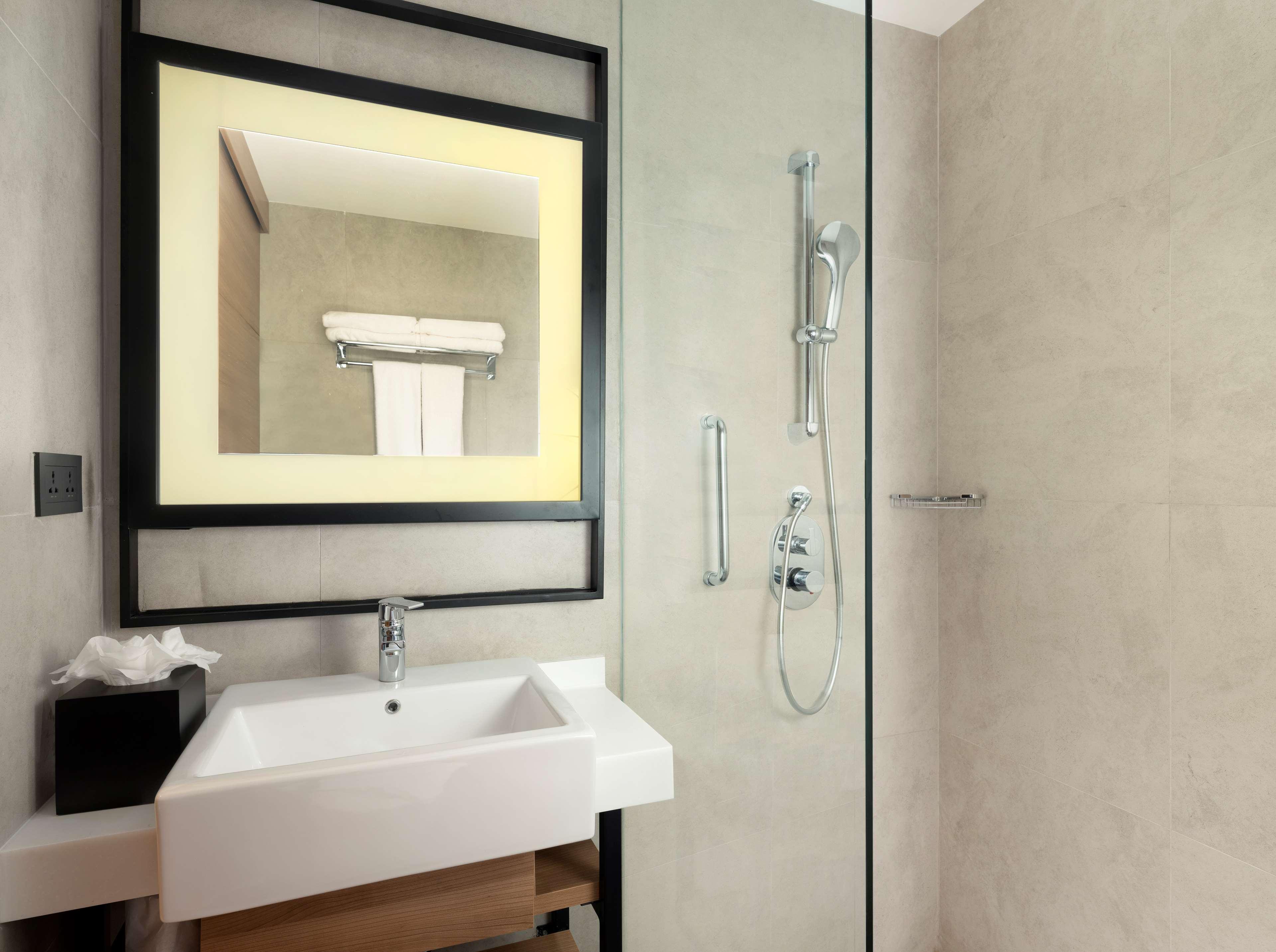 Hilton Garden Inn Jakarta Taman Palem Buitenkant foto