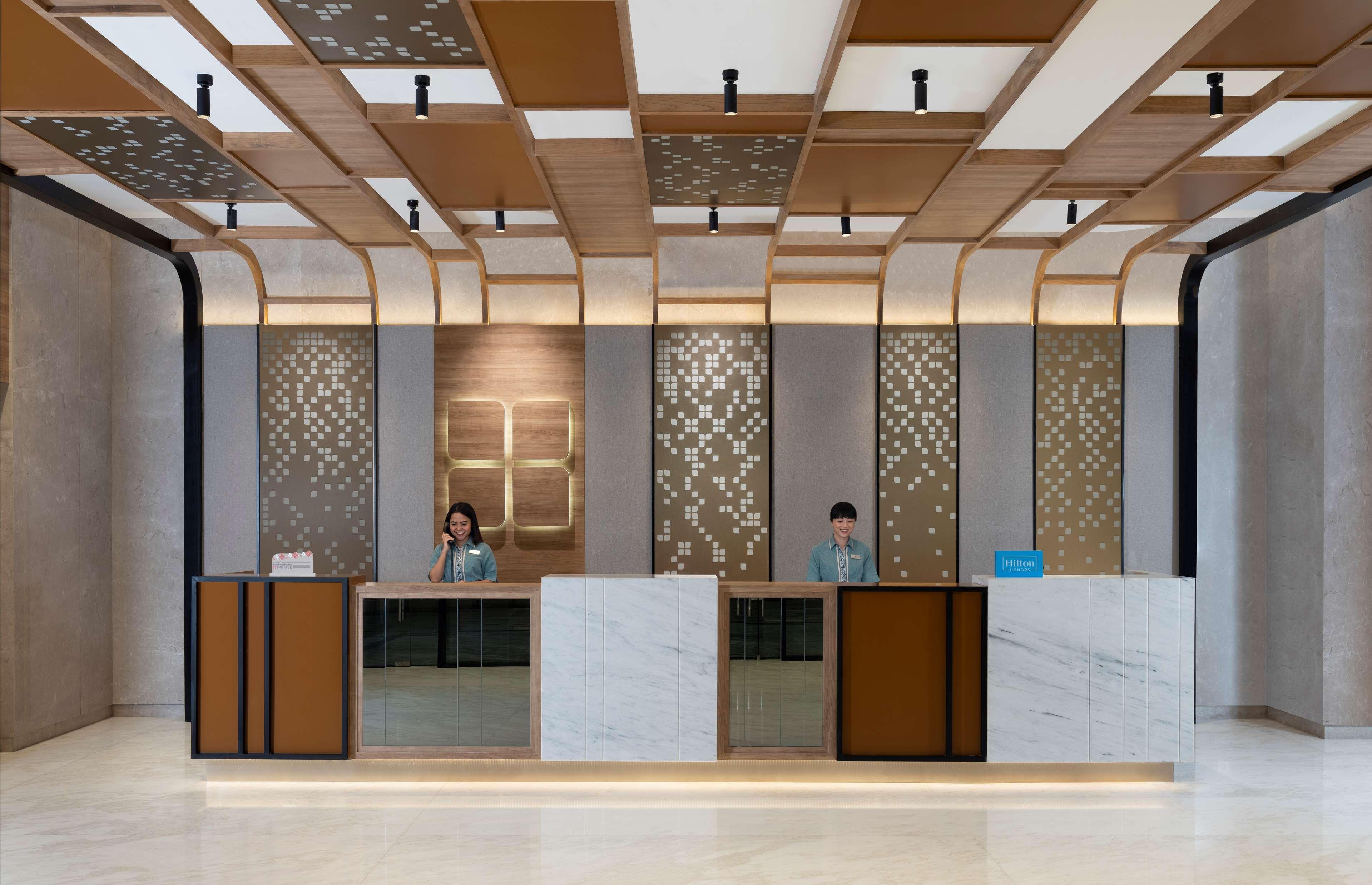 Hilton Garden Inn Jakarta Taman Palem Buitenkant foto