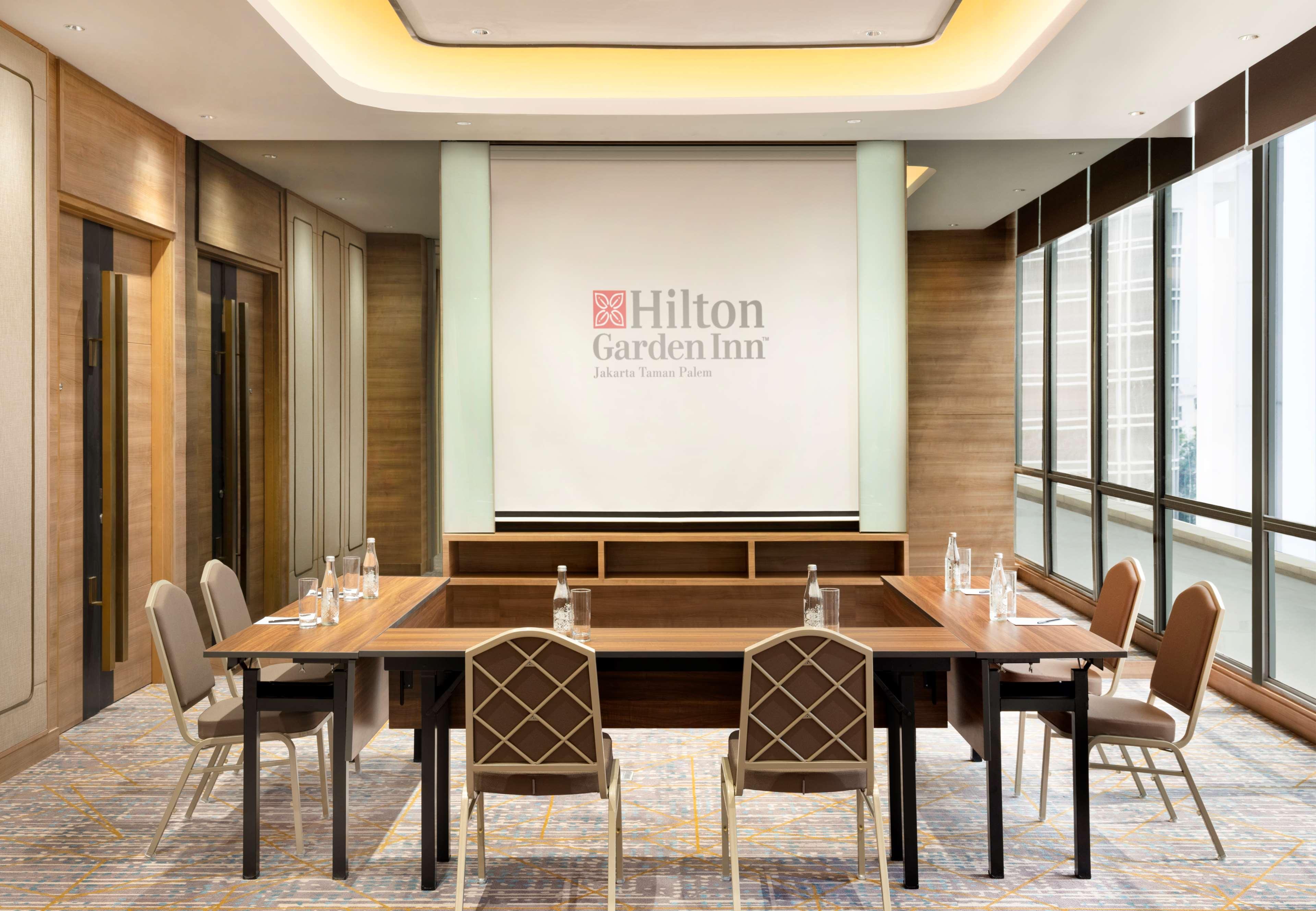 Hilton Garden Inn Jakarta Taman Palem Buitenkant foto