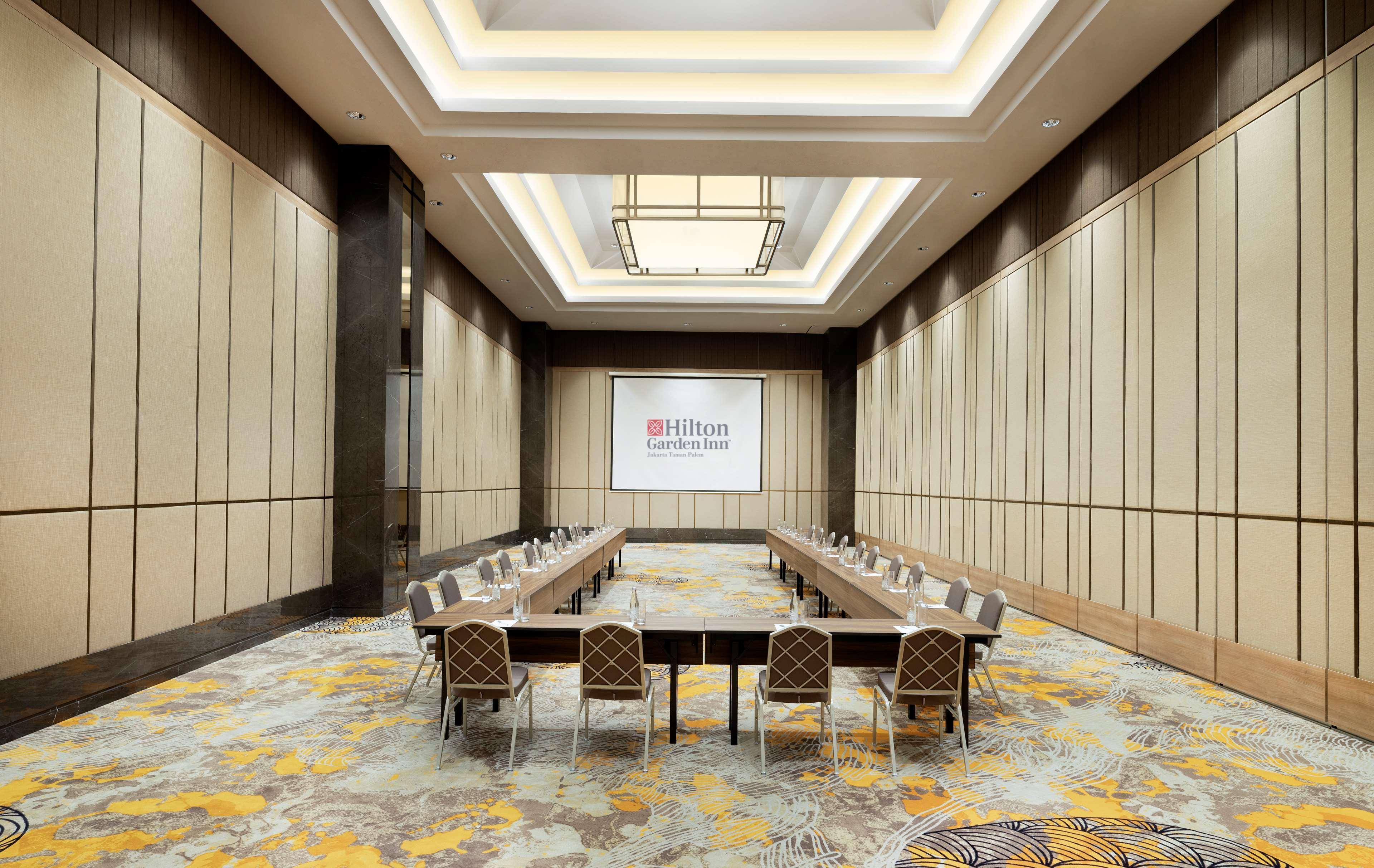 Hilton Garden Inn Jakarta Taman Palem Buitenkant foto