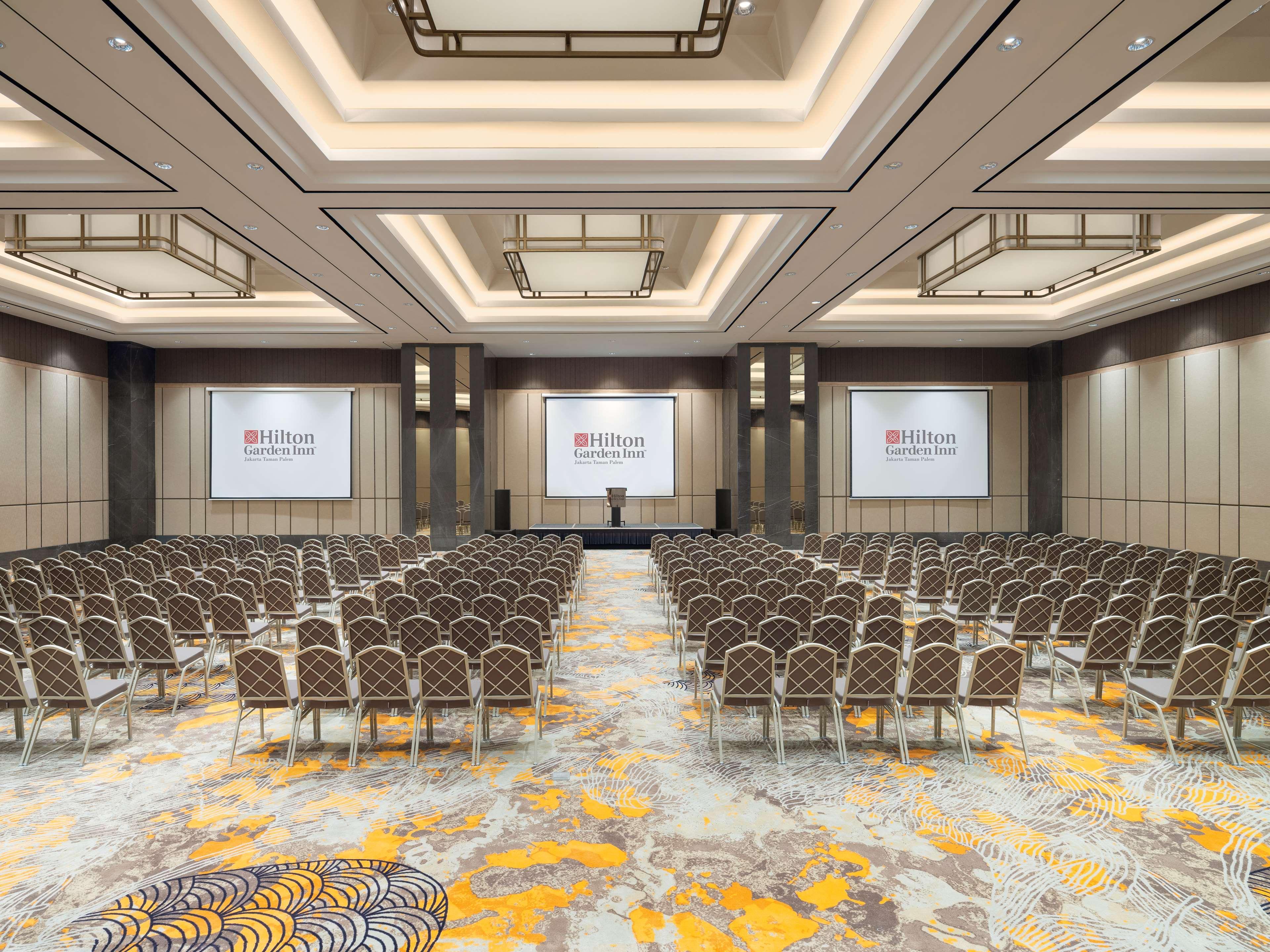 Hilton Garden Inn Jakarta Taman Palem Buitenkant foto