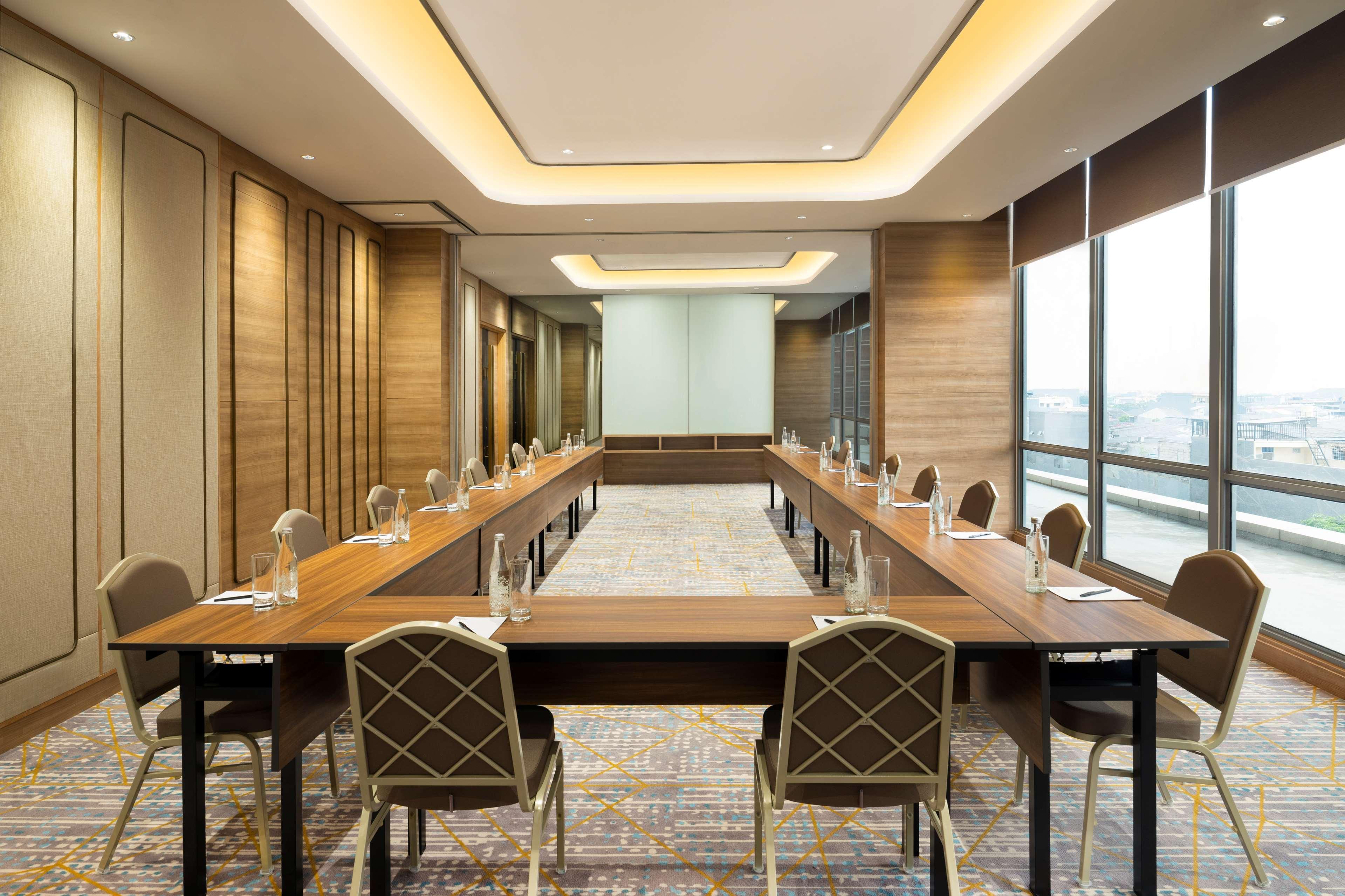 Hilton Garden Inn Jakarta Taman Palem Buitenkant foto