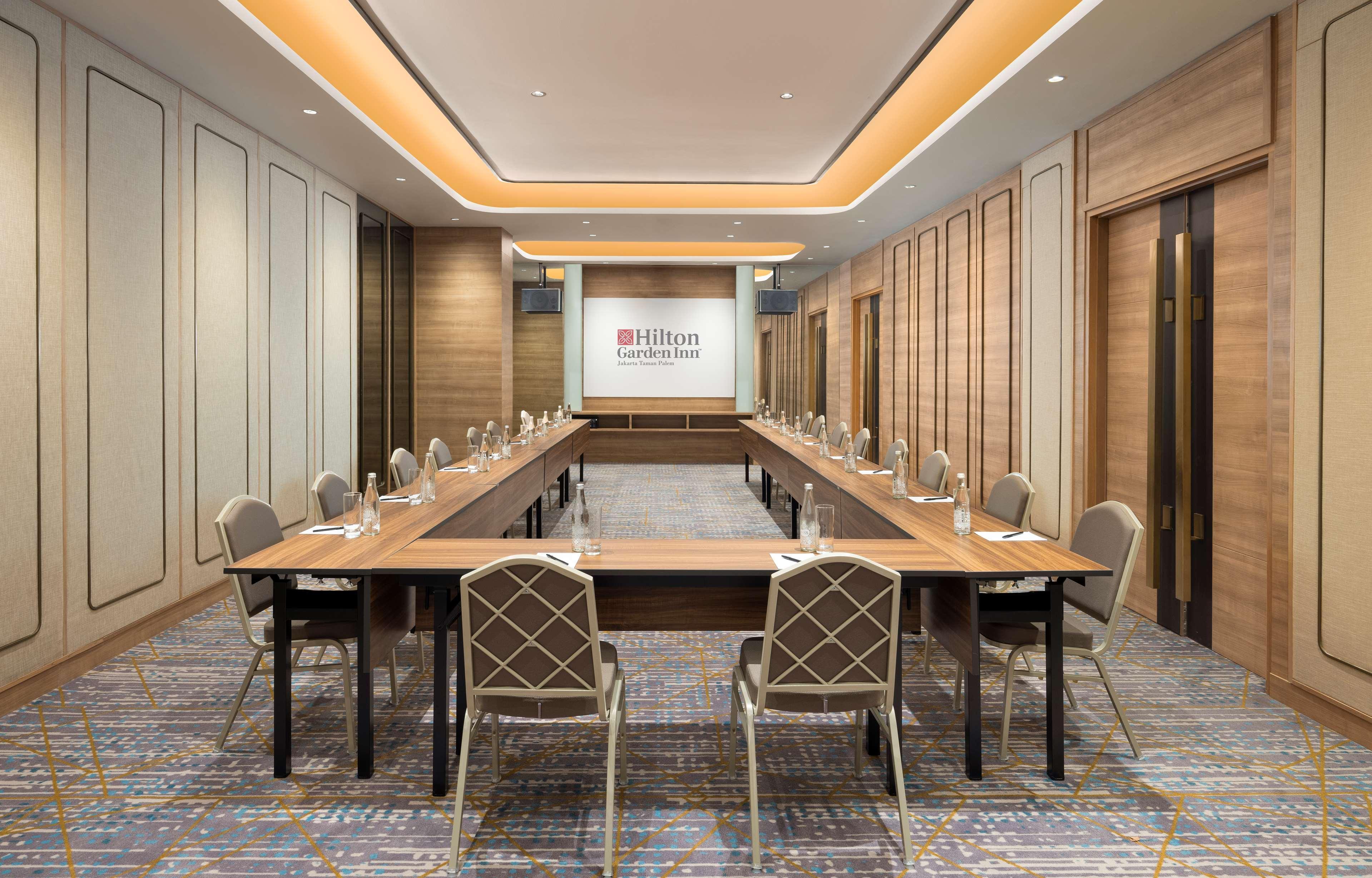 Hilton Garden Inn Jakarta Taman Palem Buitenkant foto