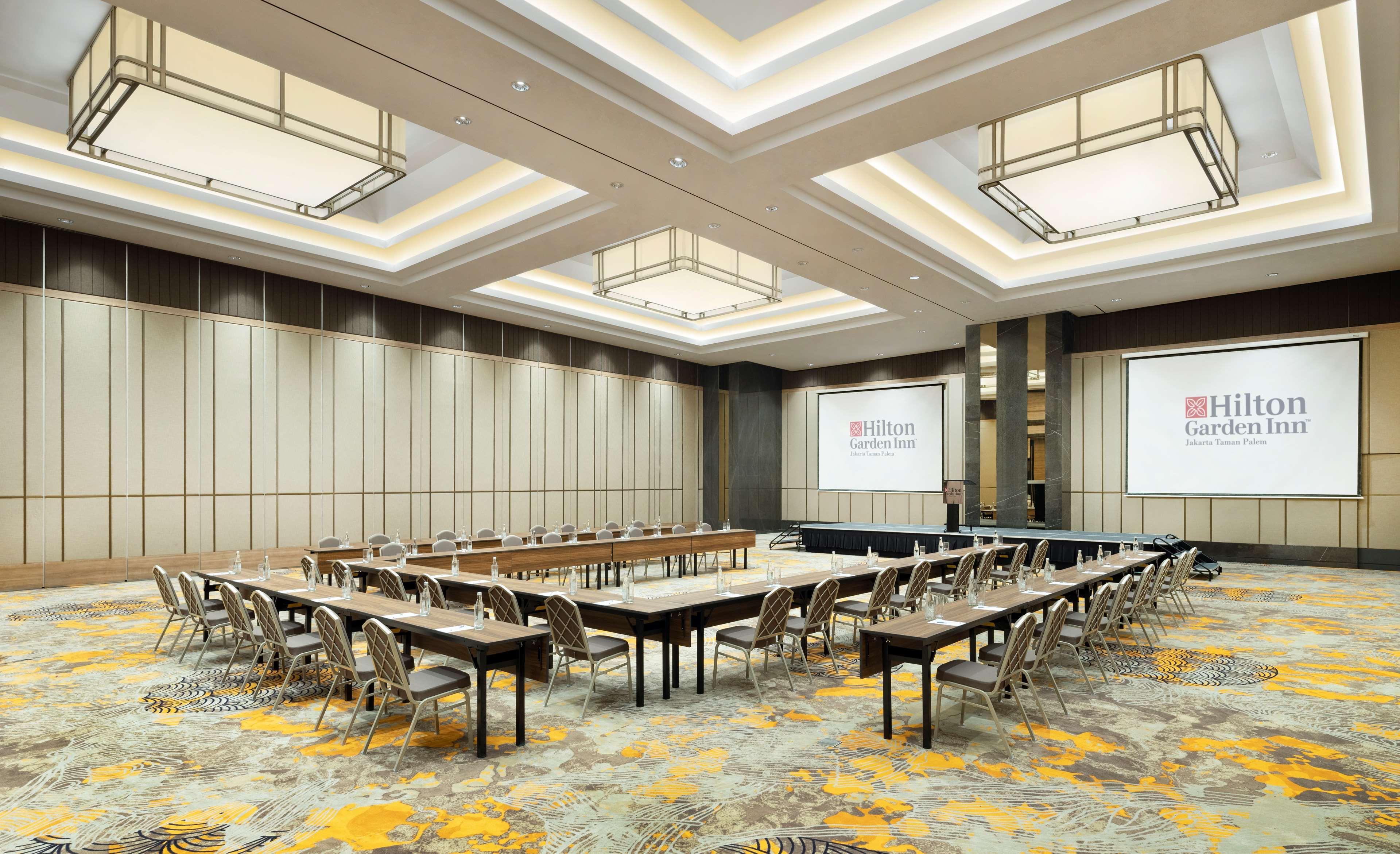 Hilton Garden Inn Jakarta Taman Palem Buitenkant foto
