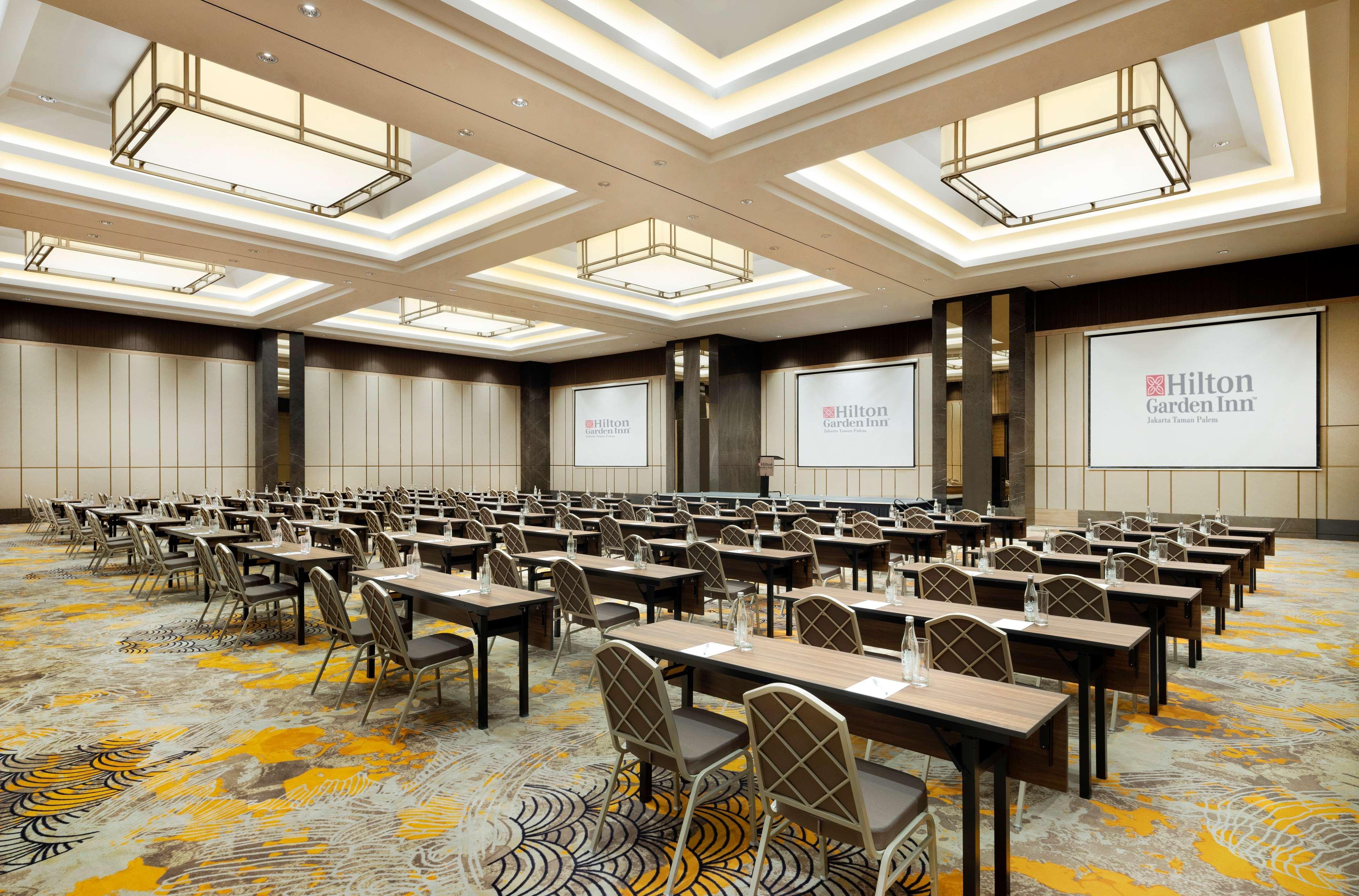Hilton Garden Inn Jakarta Taman Palem Buitenkant foto