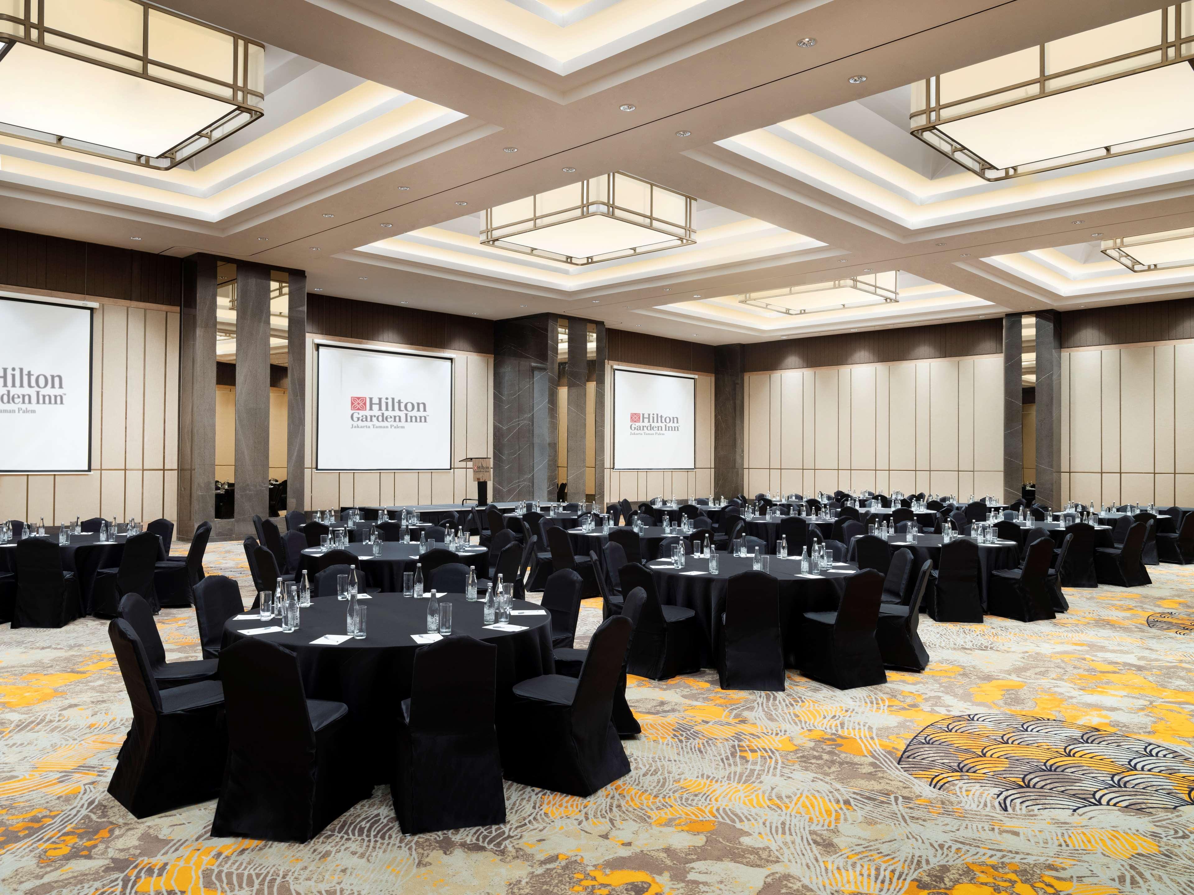 Hilton Garden Inn Jakarta Taman Palem Buitenkant foto