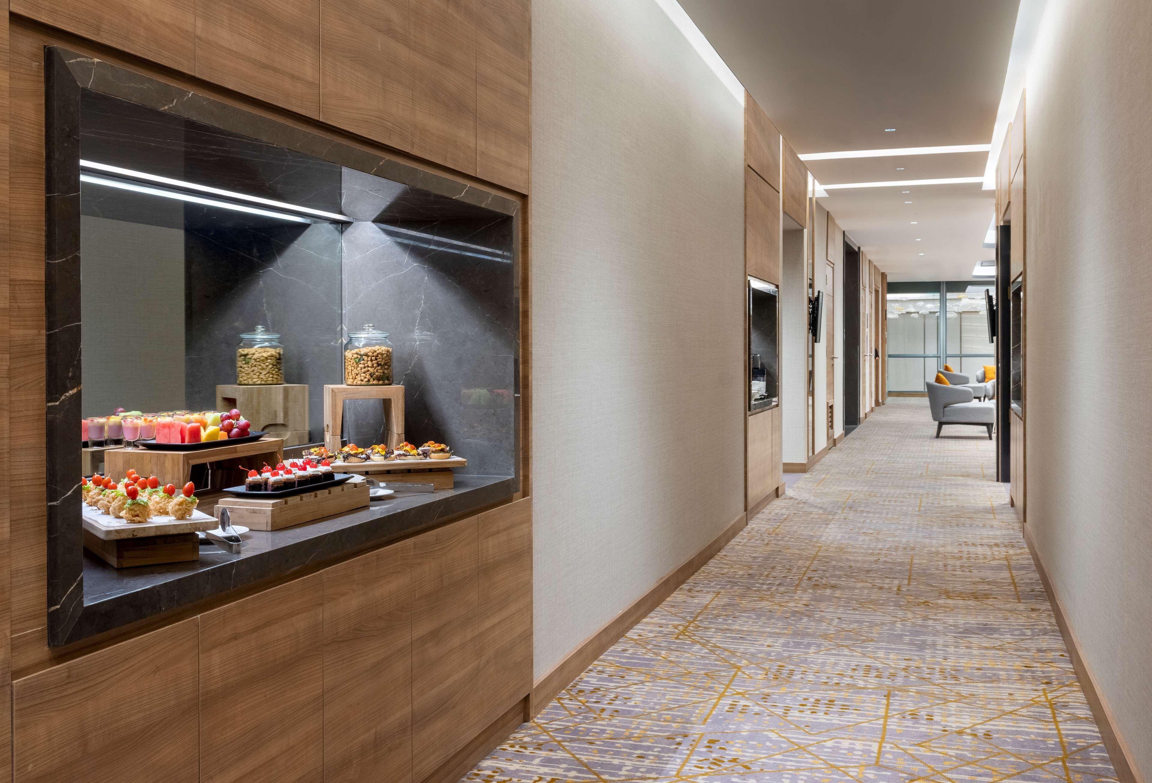 Hilton Garden Inn Jakarta Taman Palem Buitenkant foto