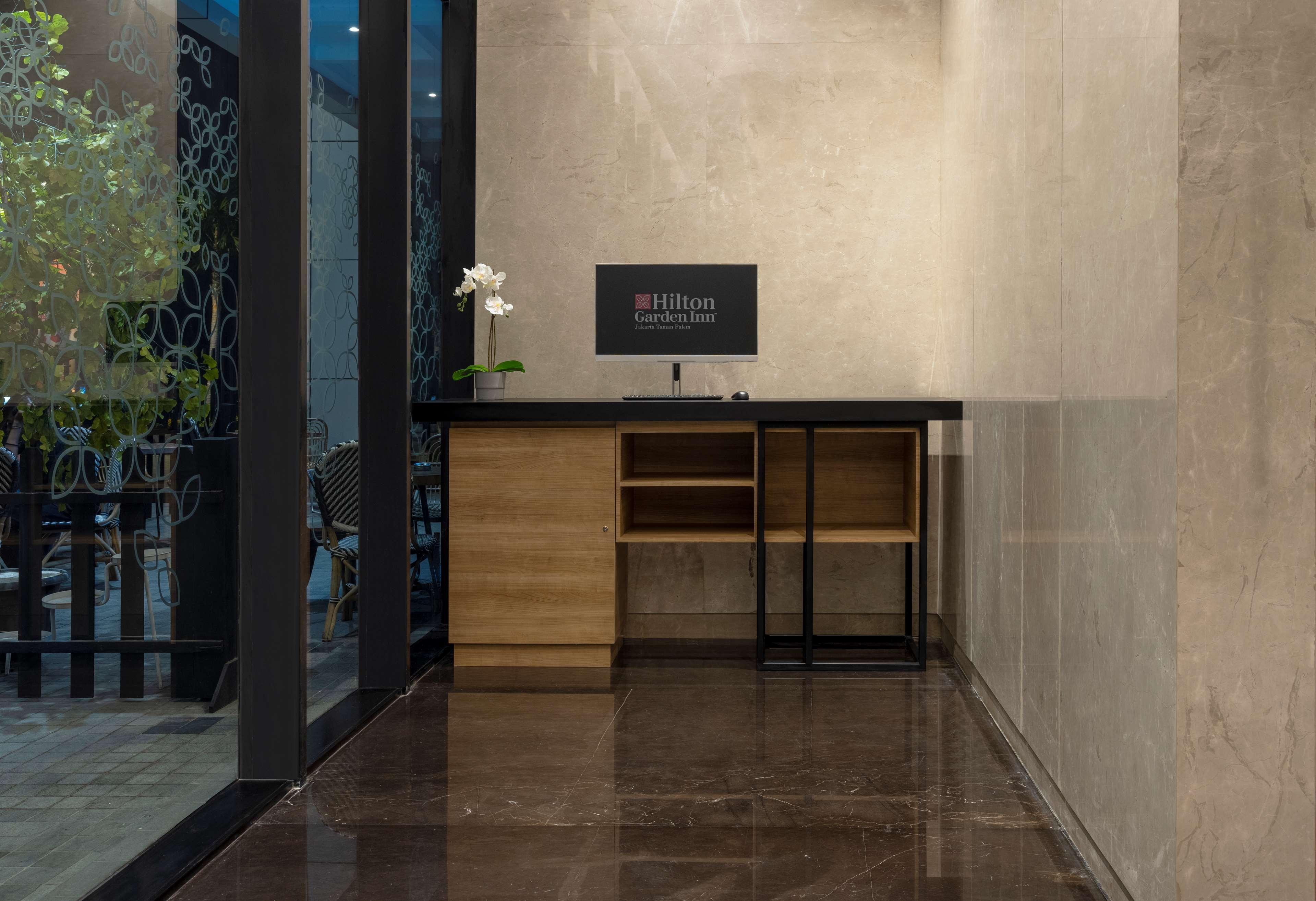 Hilton Garden Inn Jakarta Taman Palem Buitenkant foto