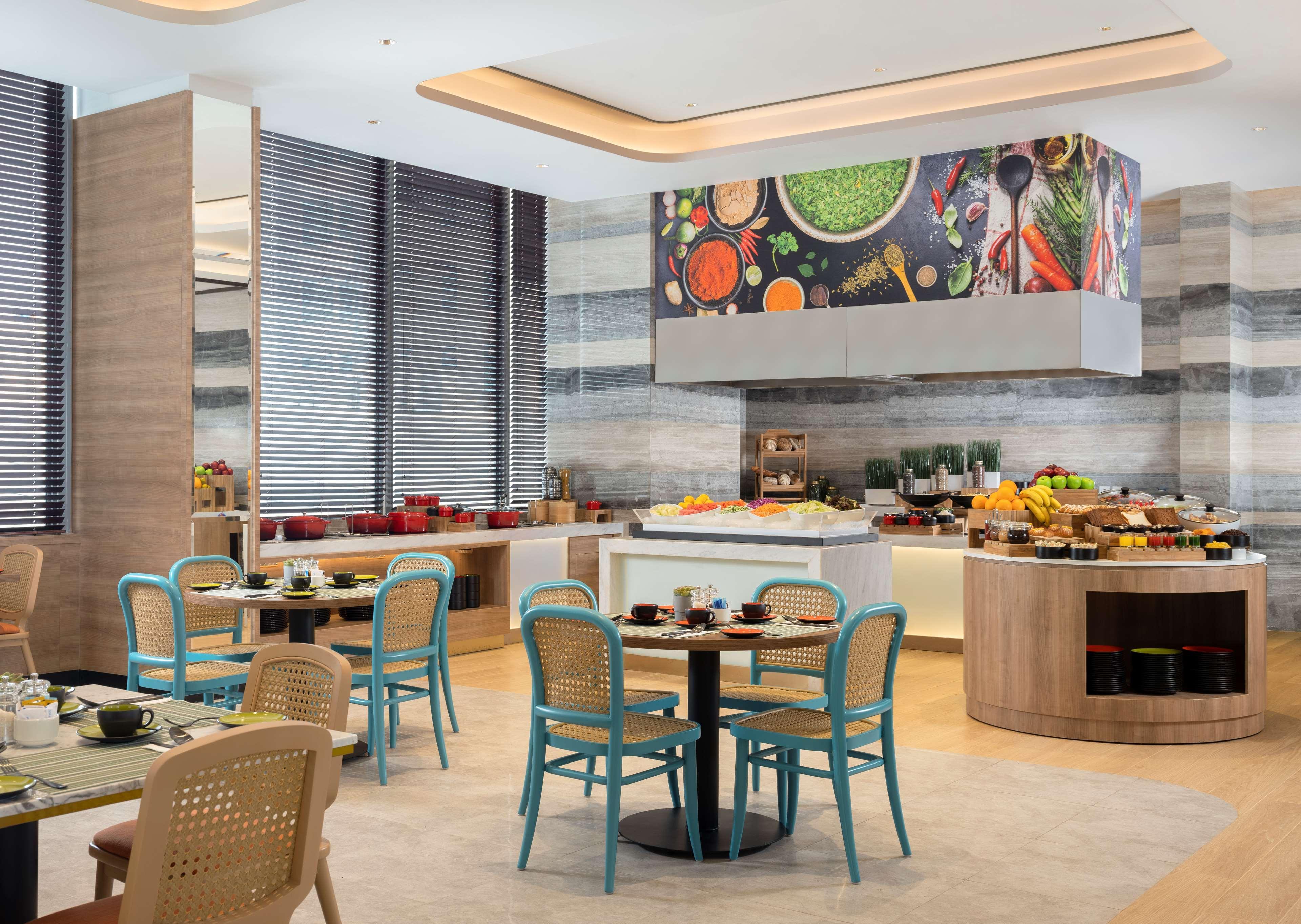 Hilton Garden Inn Jakarta Taman Palem Buitenkant foto