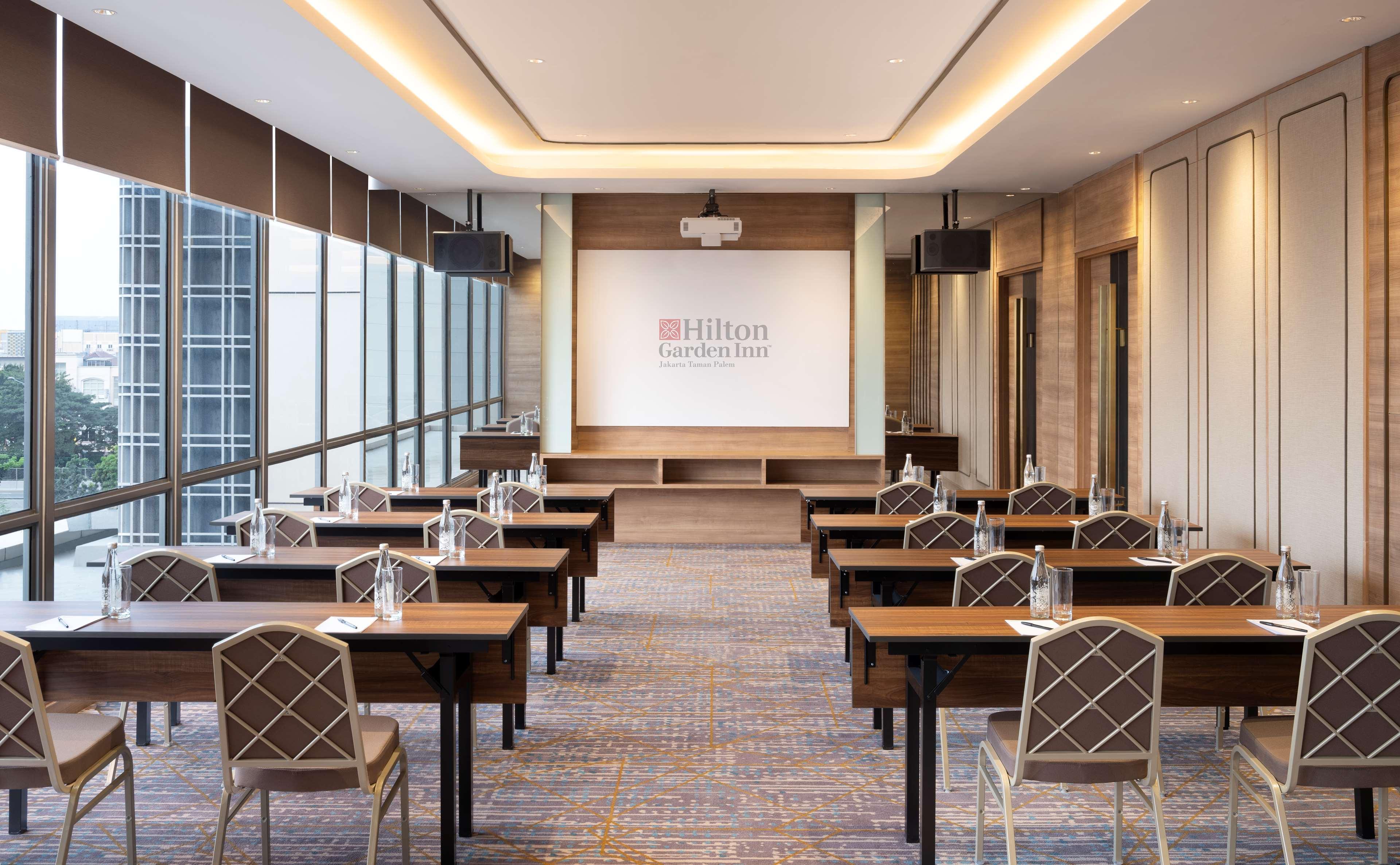 Hilton Garden Inn Jakarta Taman Palem Buitenkant foto