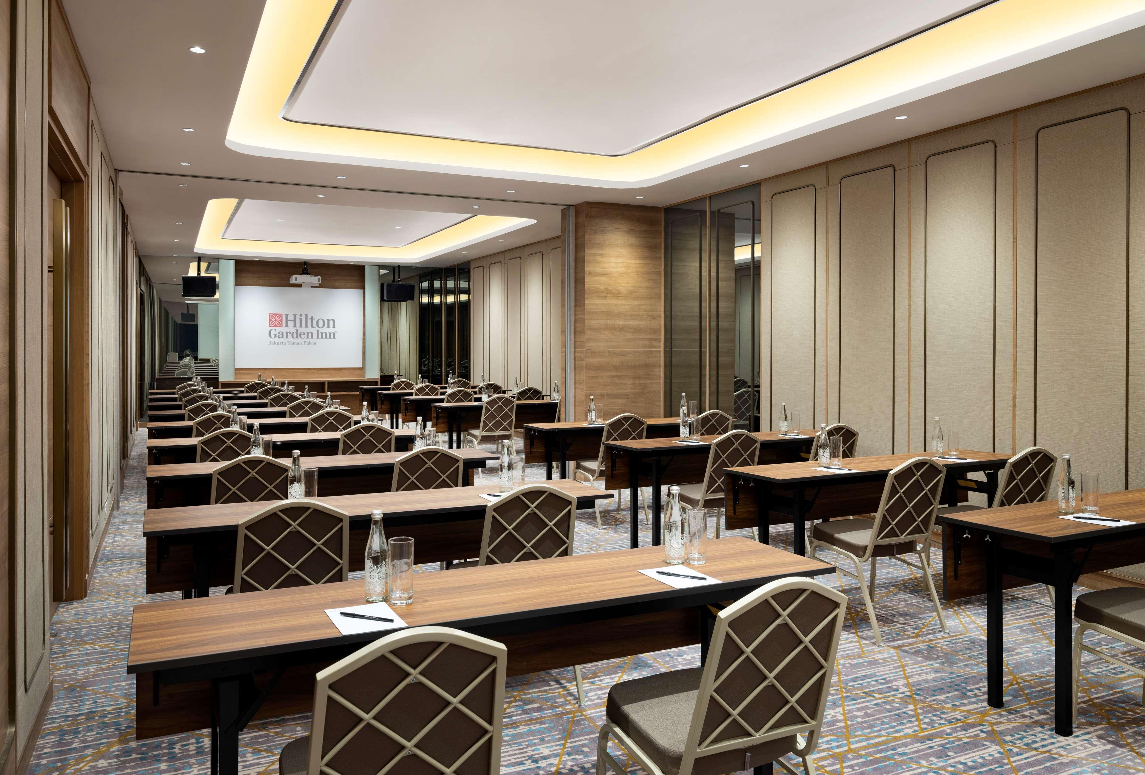 Hilton Garden Inn Jakarta Taman Palem Buitenkant foto