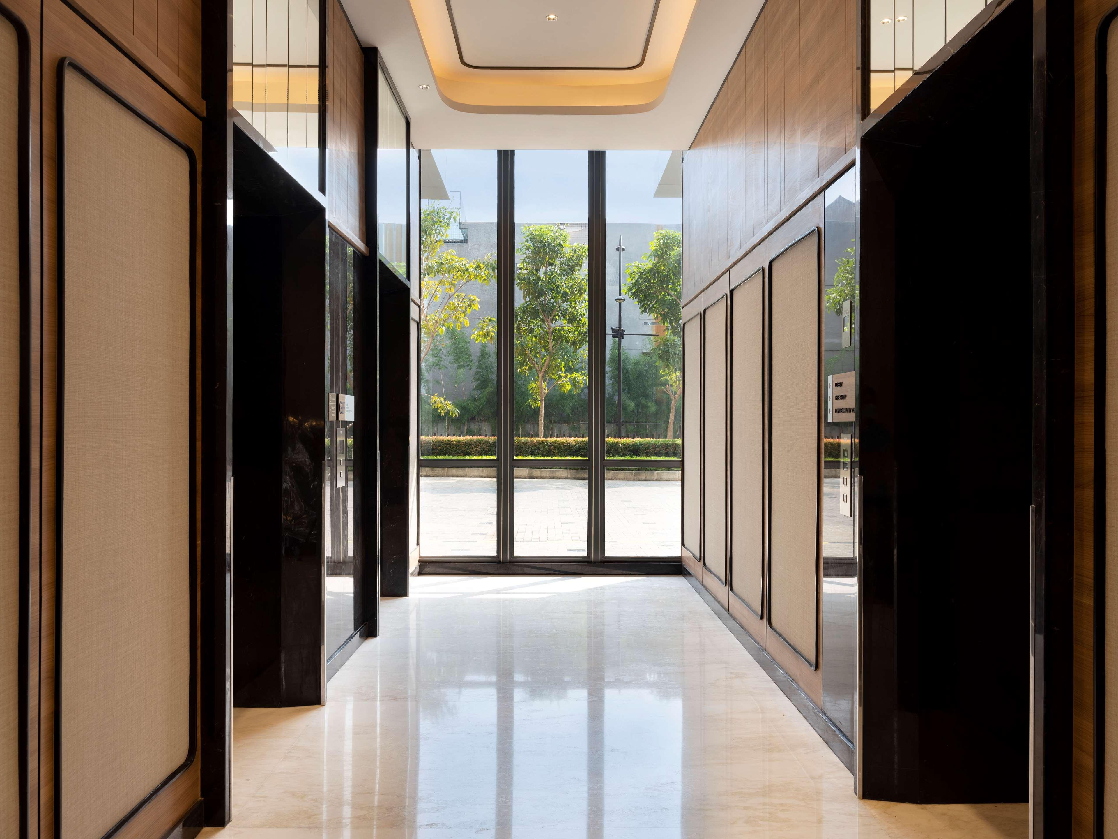Hilton Garden Inn Jakarta Taman Palem Buitenkant foto