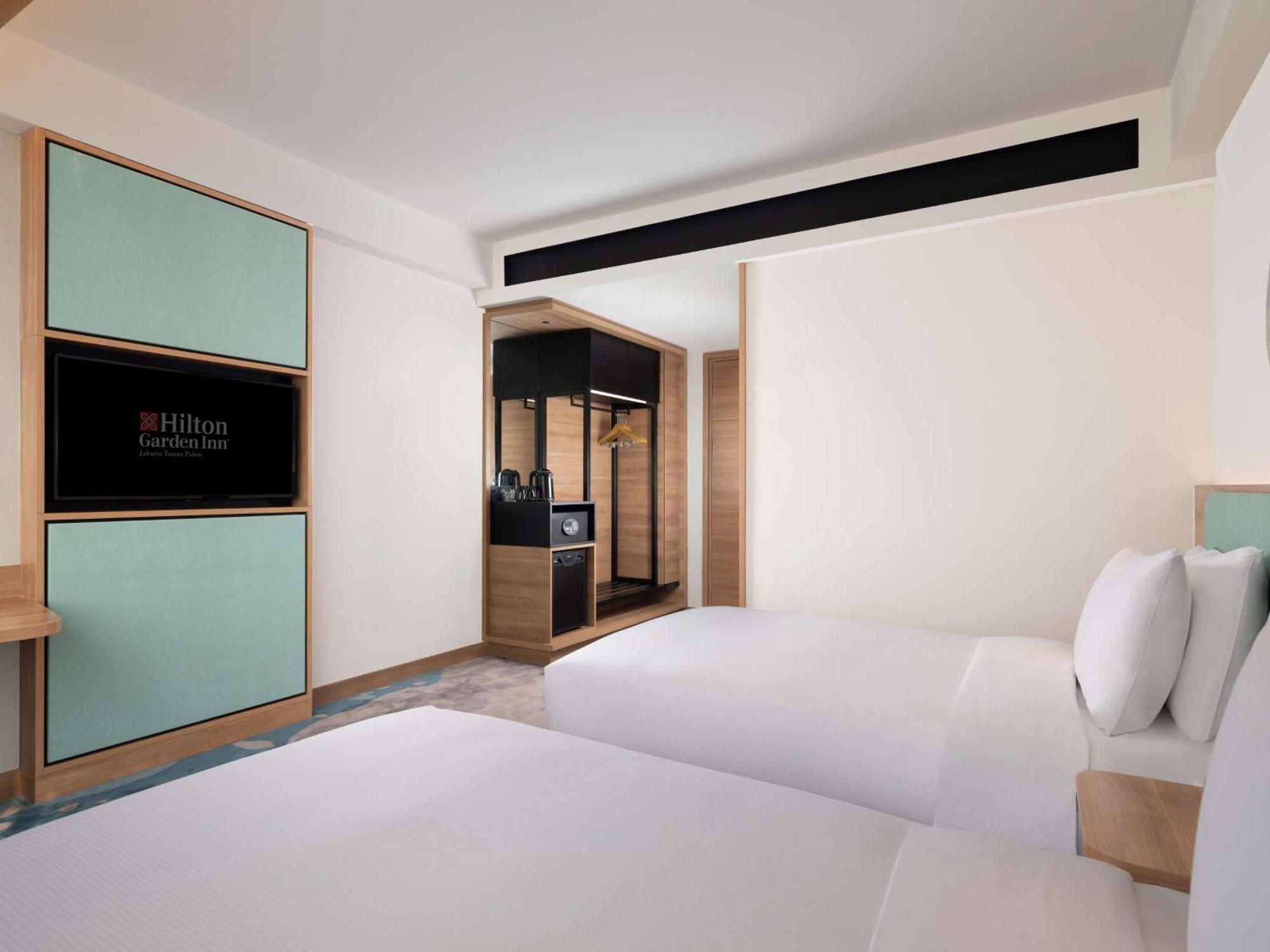 Hilton Garden Inn Jakarta Taman Palem Buitenkant foto