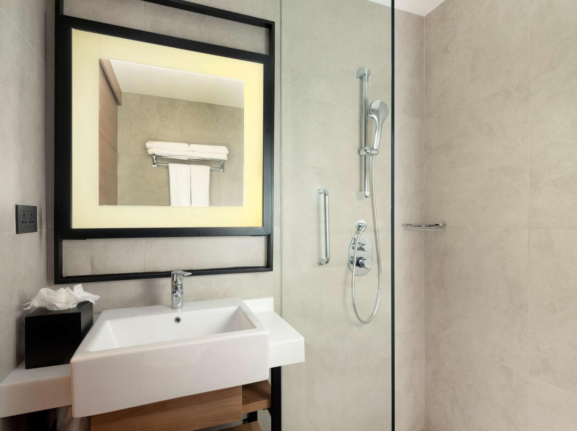 Hilton Garden Inn Jakarta Taman Palem Buitenkant foto