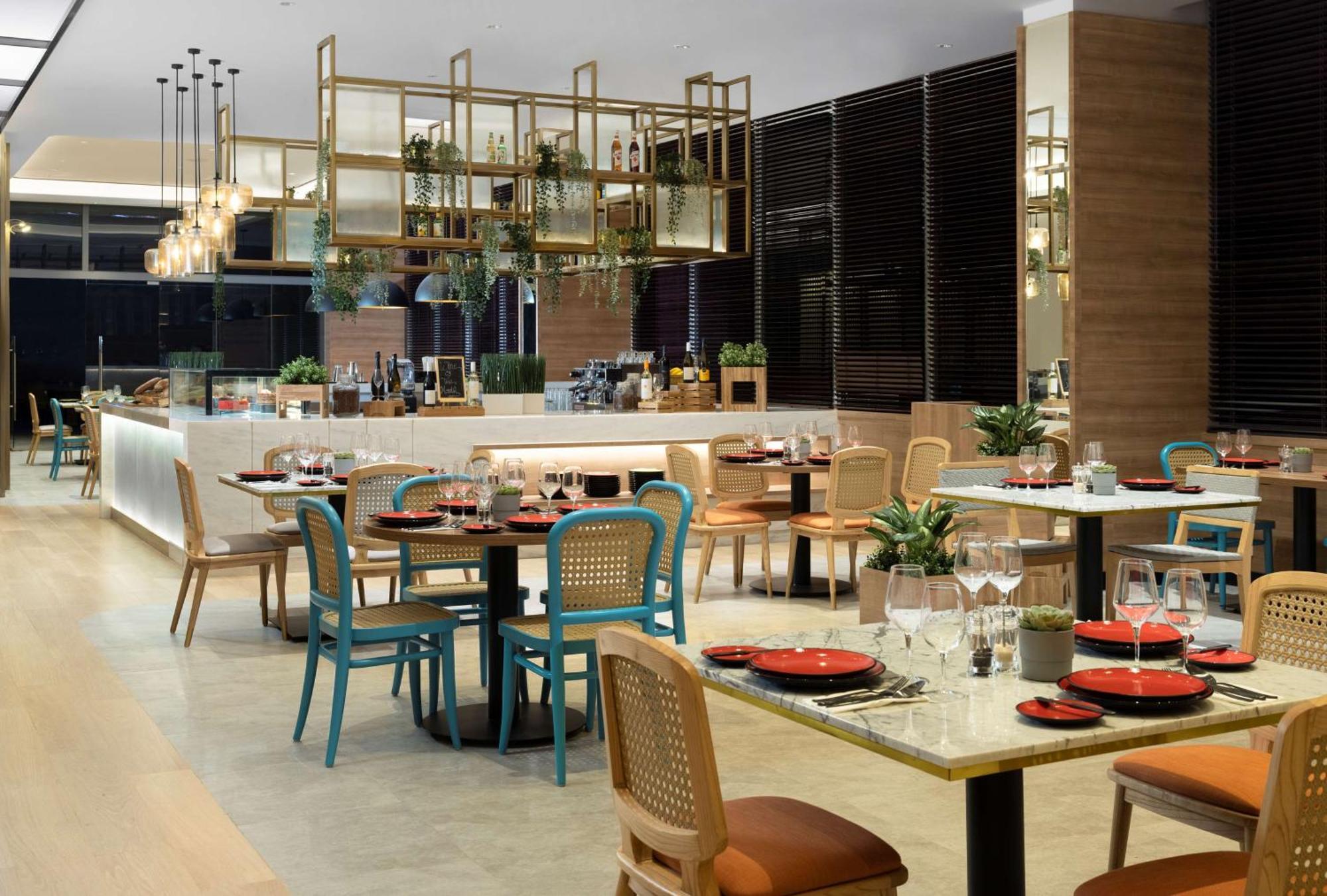Hilton Garden Inn Jakarta Taman Palem Buitenkant foto
