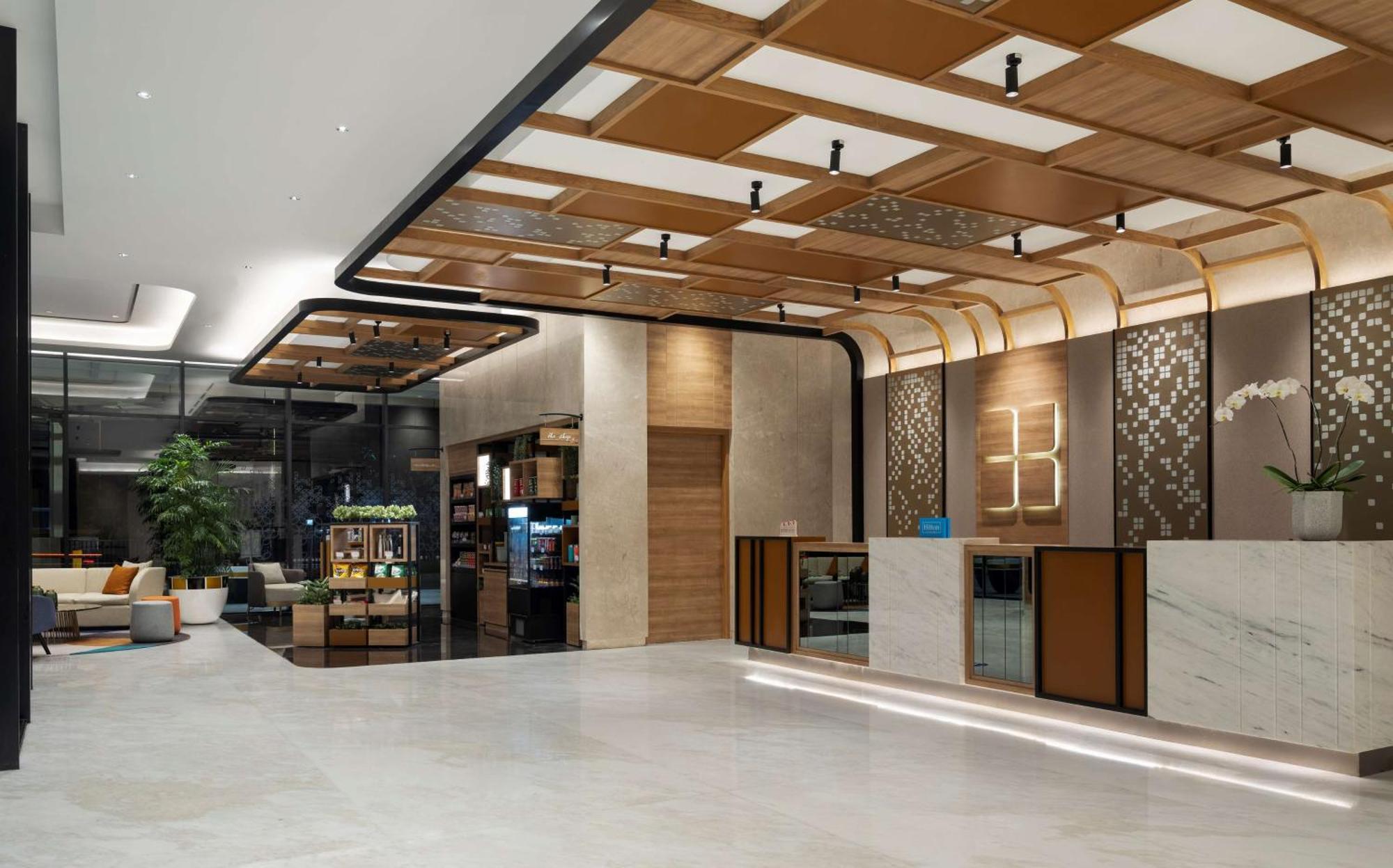 Hilton Garden Inn Jakarta Taman Palem Buitenkant foto
