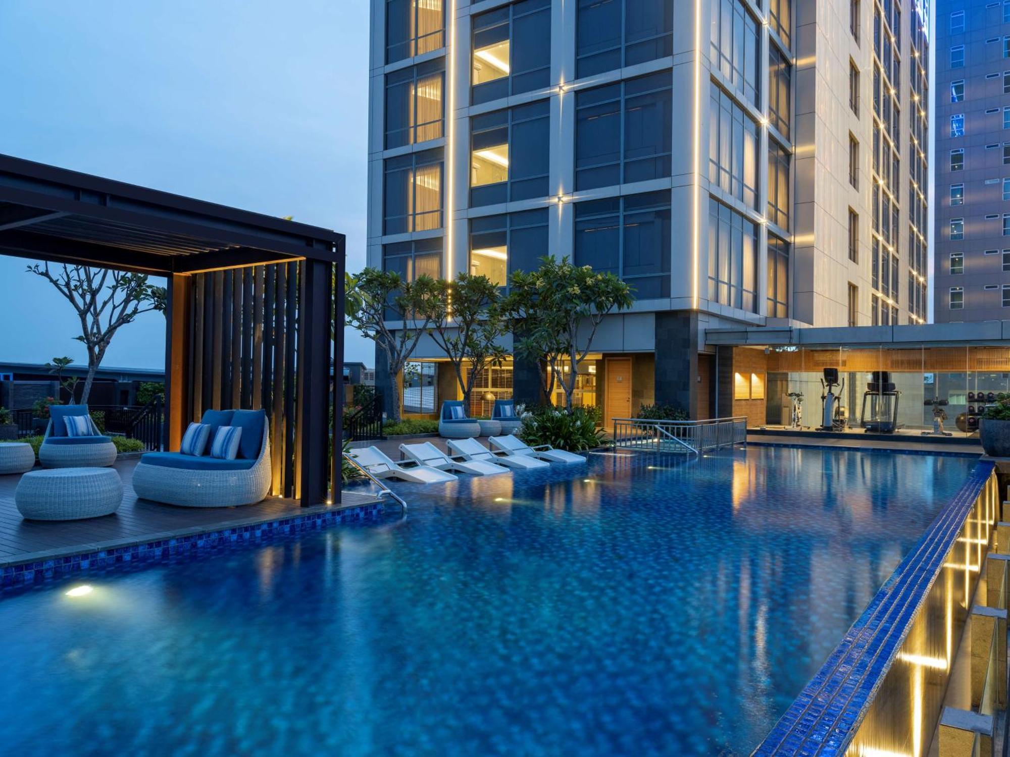 Hilton Garden Inn Jakarta Taman Palem Buitenkant foto