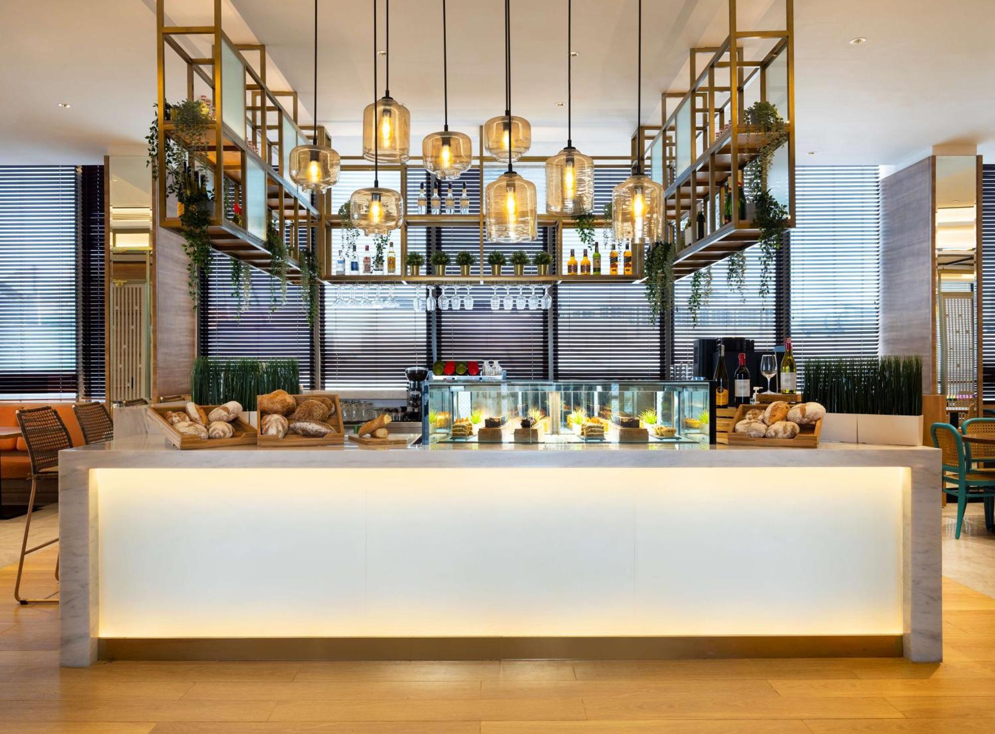 Hilton Garden Inn Jakarta Taman Palem Buitenkant foto
